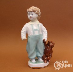 Скульптура "Мальчик с мишкой"